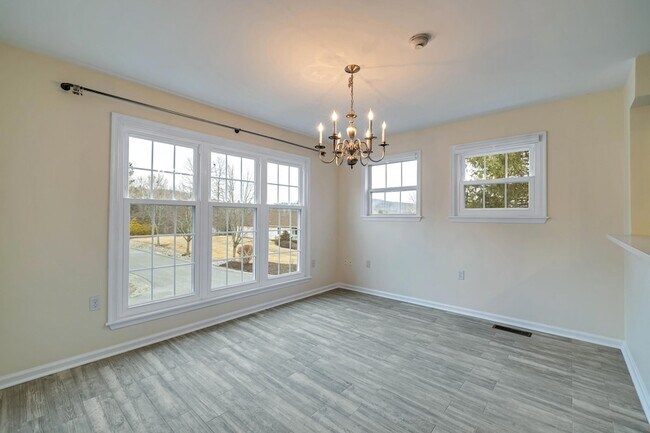Building Photo - 212 Hawthorne Village Ct