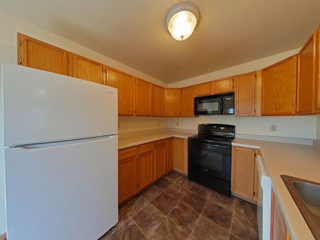 Building Photo - 3 Bedroom with DETACHED GARAGE! Great Cent...