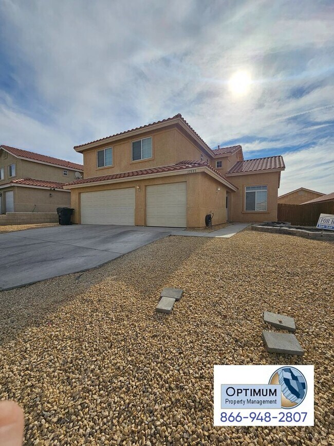 Building Photo - Spacious 6 bedroom , 3 bathroom home with downstairs bedroom and bath