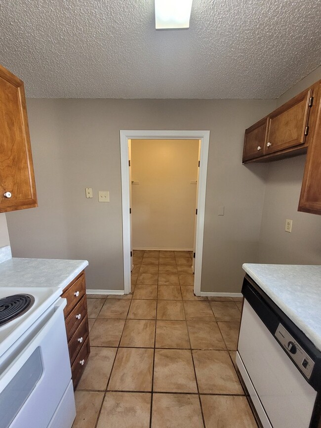 Building Photo - 3 bed 2 bath and 2 car garage!