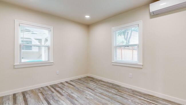 Building Photo - Beautiful 2 Bedroom 1.5 Bathroom Home! Sho...