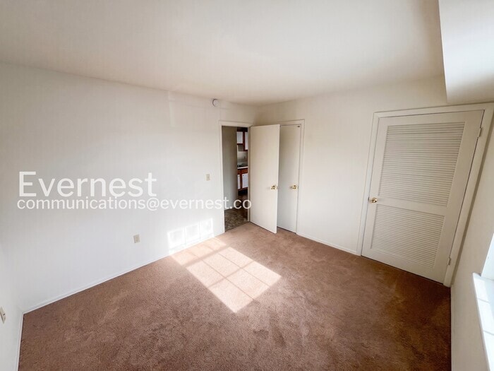 Building Photo - 12916 N Cresap St