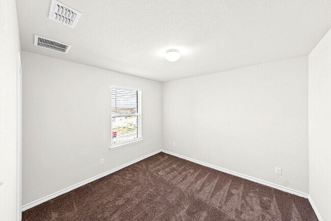 Building Photo - 4750 Broadside Ave