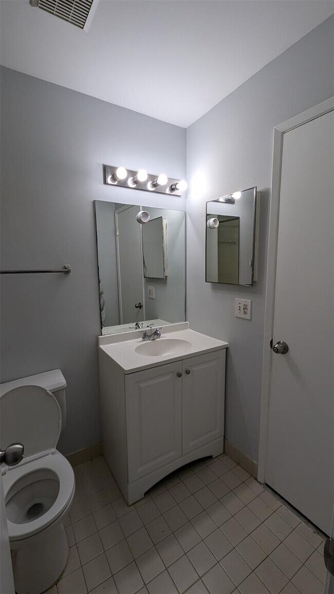 Building Photo - 9919 Nob Hill Ct