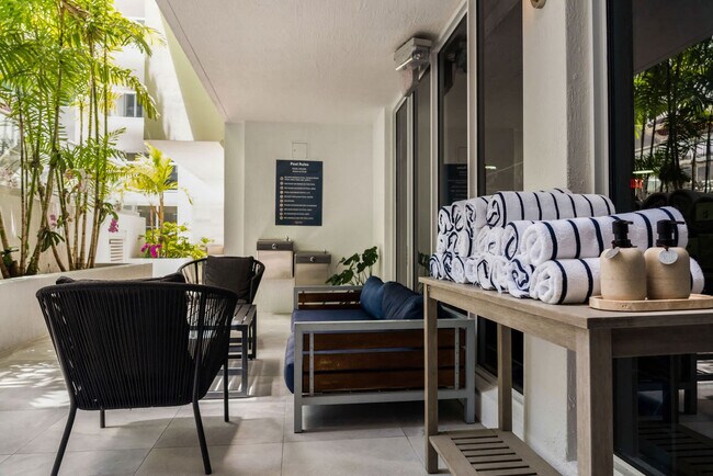 Building Photo - 1700 SW 2nd Ave