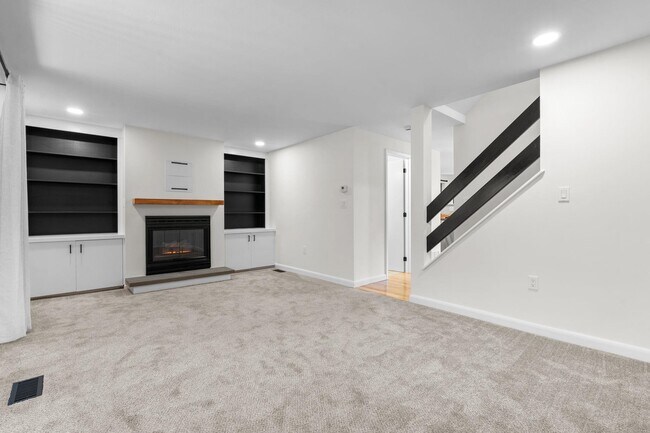 Building Photo - 2 Rockingham Ct