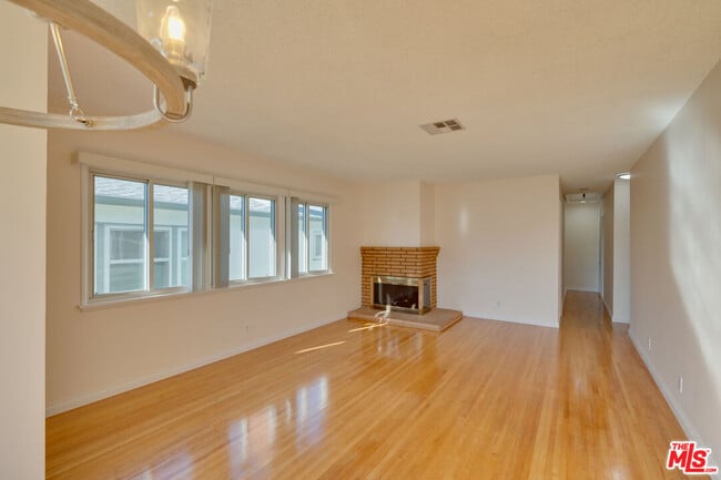 Building Photo - 431 W Acacia Ave