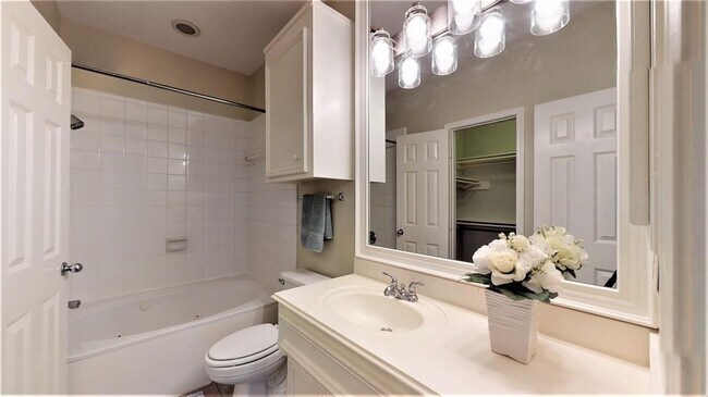 Building Photo - 2104 Gillette St