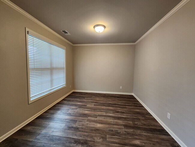 Building Photo - 5 Bedroom 3 Bath 2 Car Garage in Forsyth C...