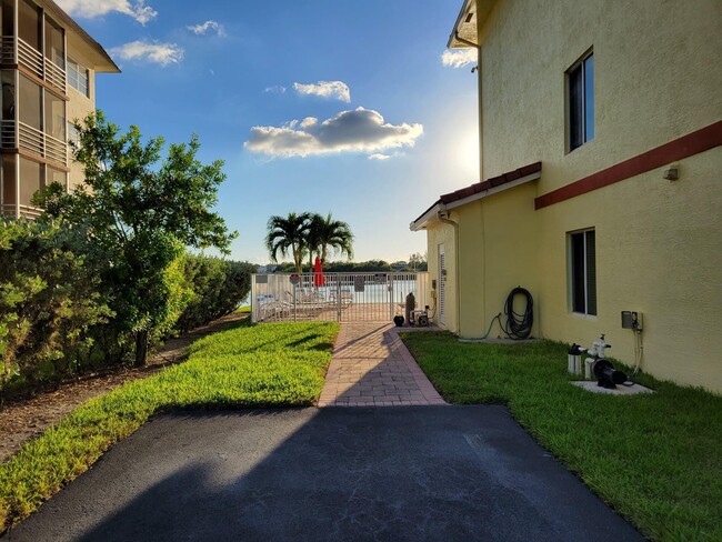 Building Photo - 4401 Crystal Lake Dr