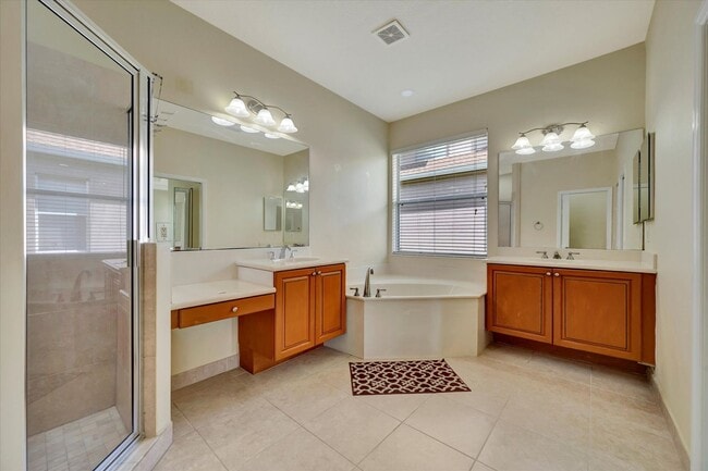 Building Photo - Convenient Central Location - 4 Bedroom + ...