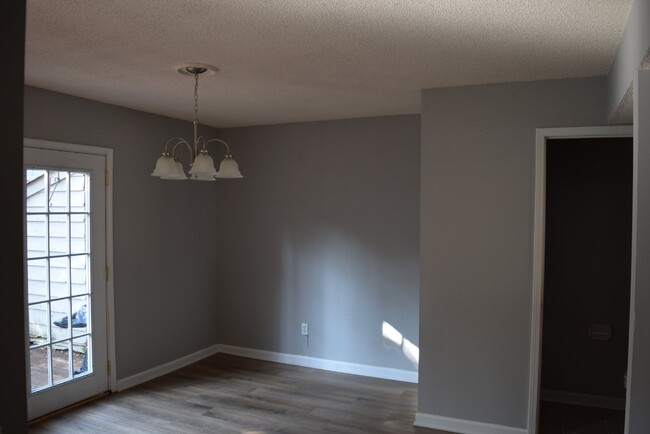 Building Photo - 272 Toweridge Dr SW