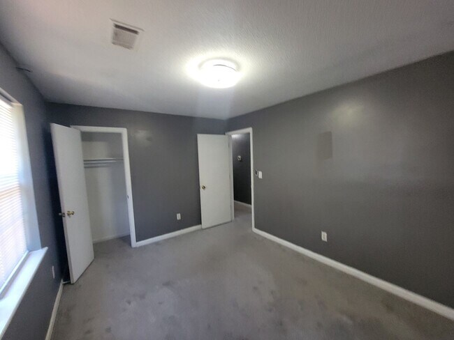 Building Photo - 1846 S Barton Dr