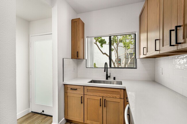 Building Photo - 2500 Abbot Kinney Blvd