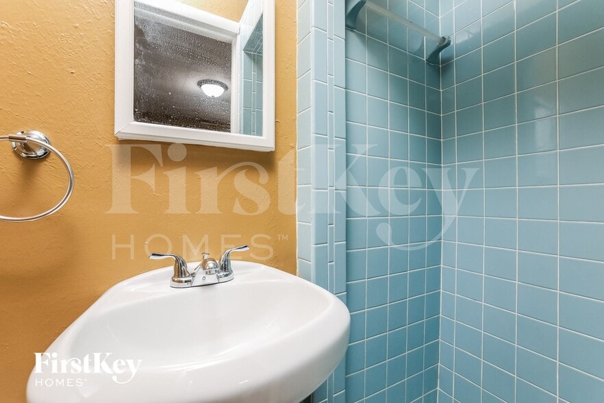 Building Photo - 1228 Helen St