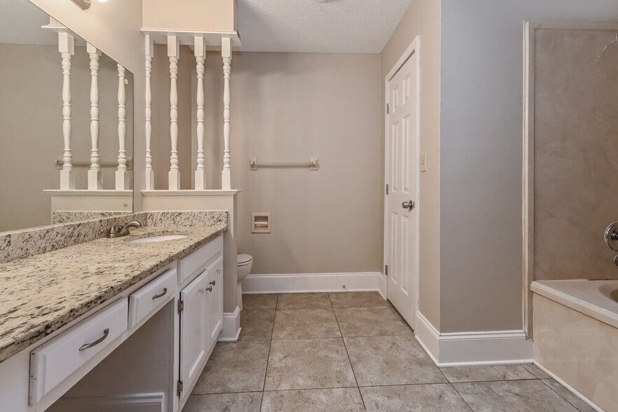 Building Photo - 5100 Barkshire Dr