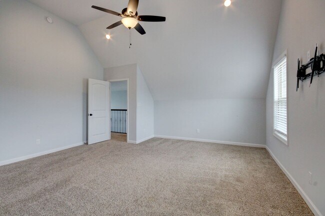 Building Photo - mega Huge wow. 4 bed 3 bath.
