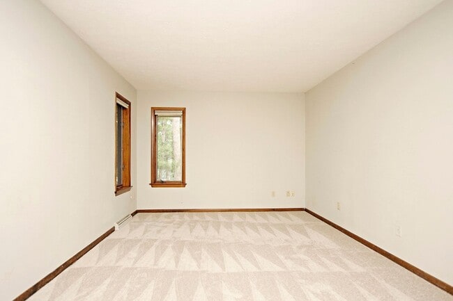 Building Photo - One-Level Living in Gated Lake Monticello