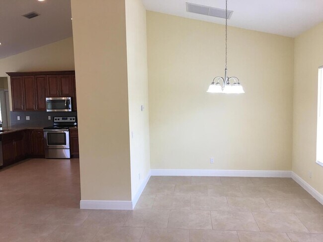 Building Photo - 5866 NW Mesa Cir