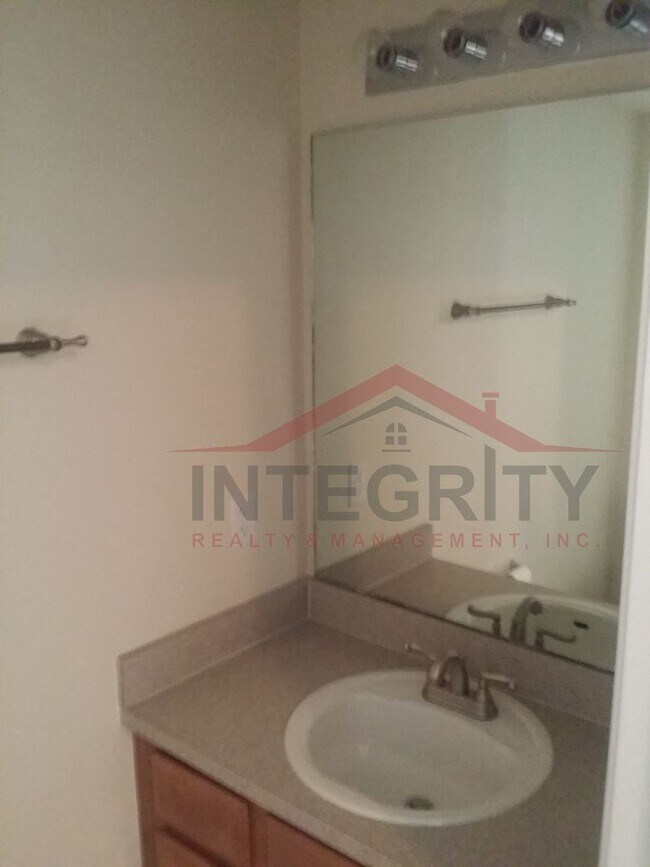 Building Photo - 2 bed/2 bath townhome in Timothy Landing