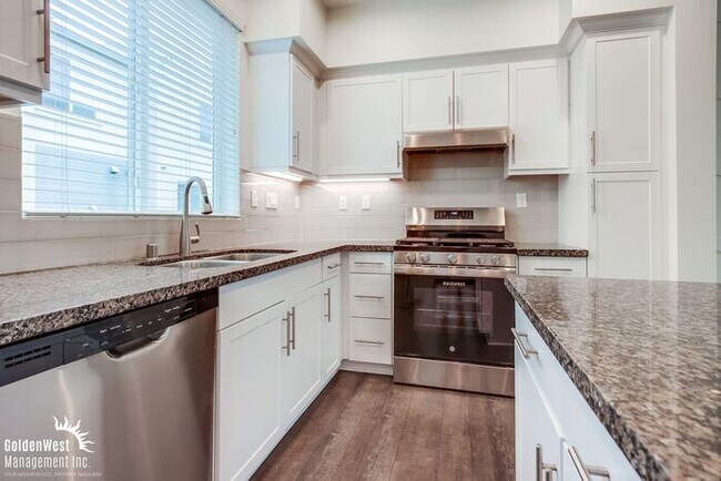 Building Photo - Stylish 3Bdm 3Ba Townhome with Chef’s Kitc...