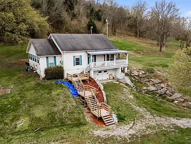 Building Photo - 18 Lakeshore Cir
