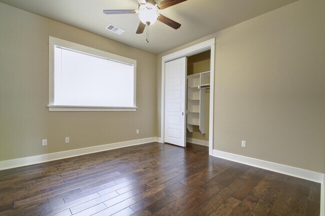 Building Photo - UT PRE-LEASE: Wood Floors, North Campus, Large Living Space, 2011 Construction, Custom High End K...