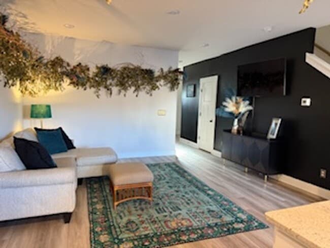 Building Photo - 3 Bed, 2.5 Bath Townhome Available in Greenville