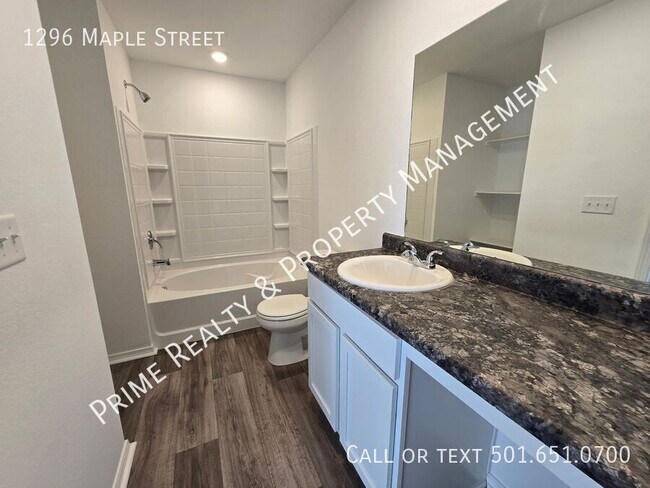 Building Photo - 1296 Maple St