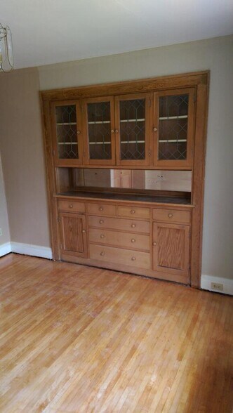 Building Photo - 809 13th Ave SE