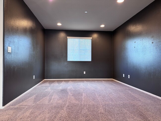 Building Photo - Large Newer Home - 4 Bedroom / 3 1/2 Bath