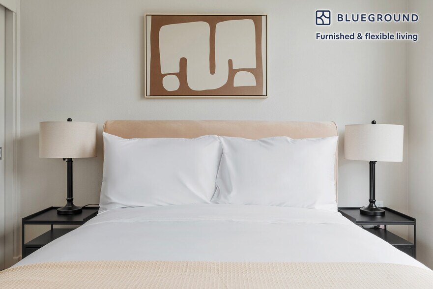 Building Photo - 2333 Calle Del Mundo