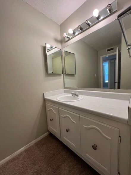 Building Photo - 506 Orange Dr