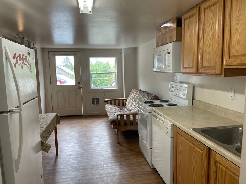 Building Photo - 810 NE Michigan St