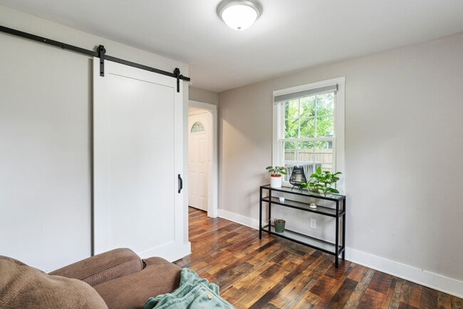 Building Photo - Updated Bungalow Close to Downtown