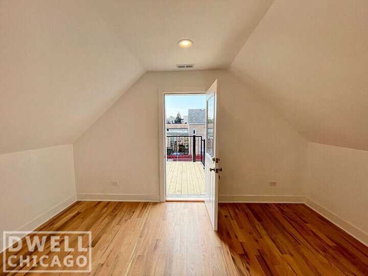 Building Photo - 1851 W Dickens Ave