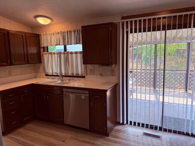 Building Photo - Large 3 BR 2.5 Bath Fenced Yard New Carpet...