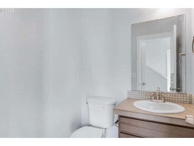Building Photo - Modern Home 4 Beds 3 Baths in Beaverton!