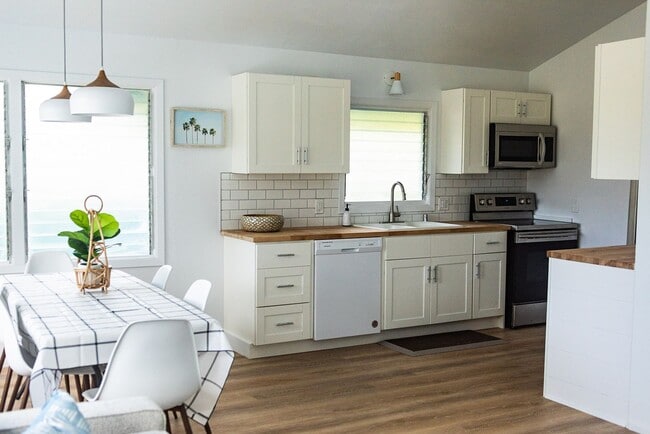 Building Photo - Oceanfront Malaekahana 3 bed / 2 bath Reno...