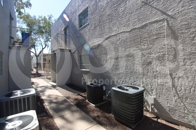 Building Photo - 2807 E Paradise Ln