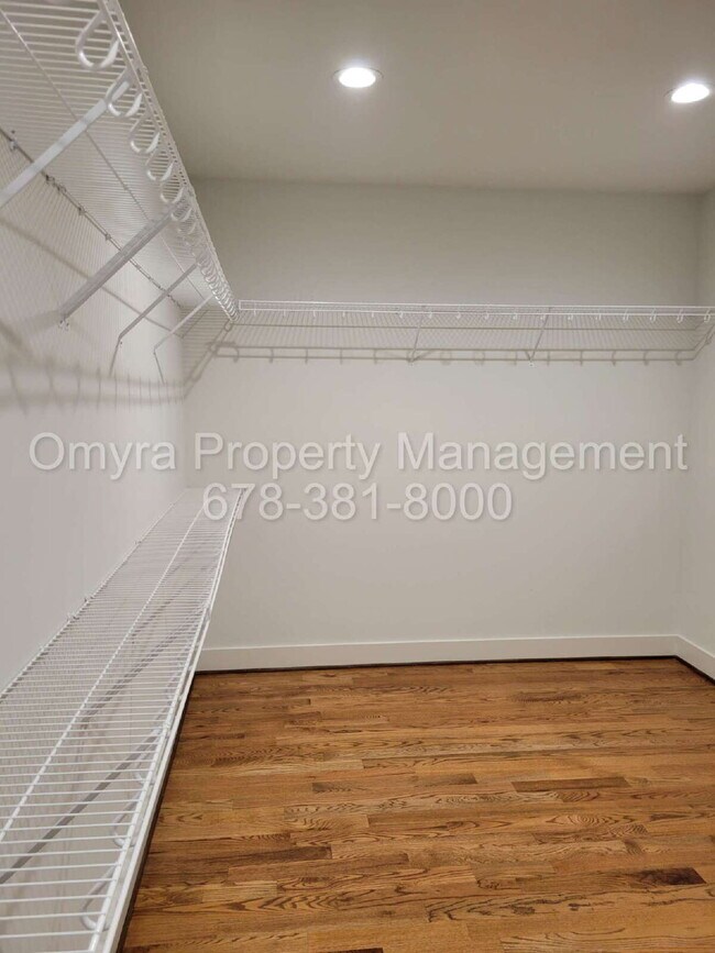 Building Photo - Luxurious 4 Bedroom Home near Grant Park!