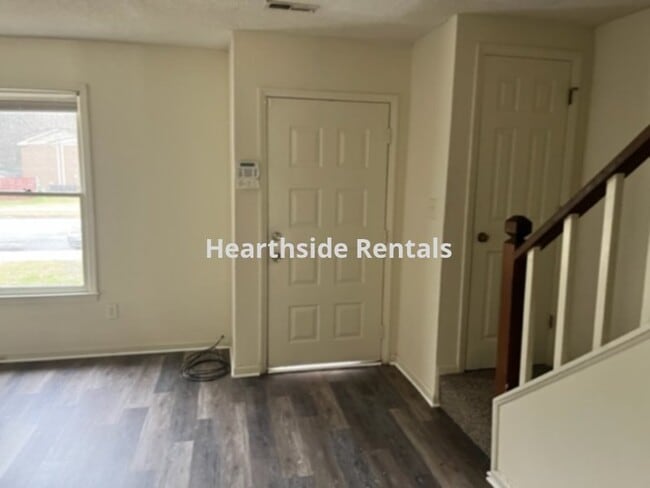 Building Photo - **2 Bedroom 2.5 Bath Townhouse Located Nea...