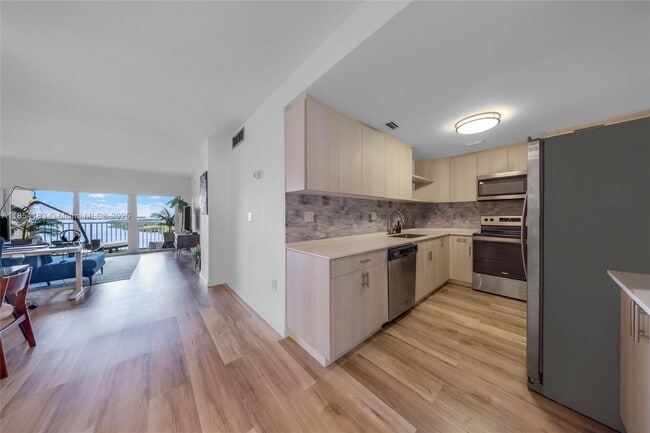 Building Photo - 300 Bayview Dr