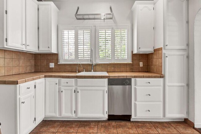 Building Photo - 123 N La Jolla Ave