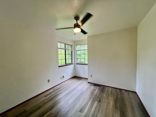 Building Photo - PENDING APPLICATION; New Paint & New Floor...