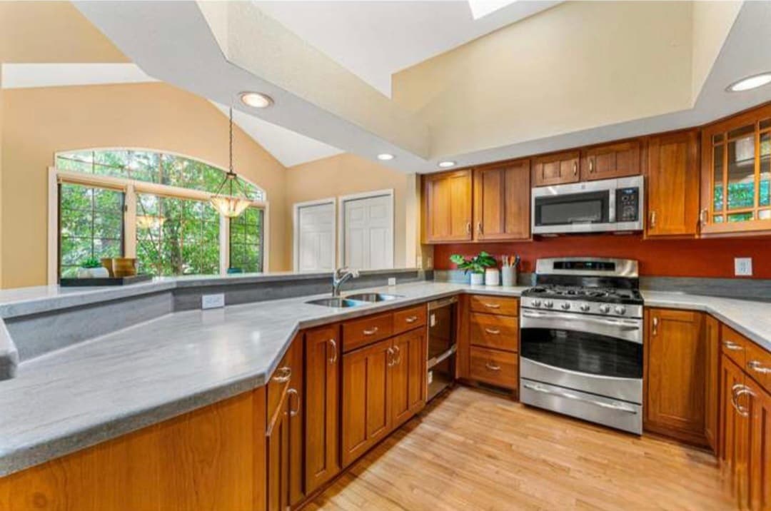 Dishwasher, gas stove, micro - 1545 Lodge Ln