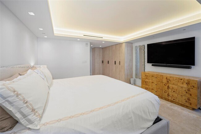 Building Photo - 2401 Collins Ave