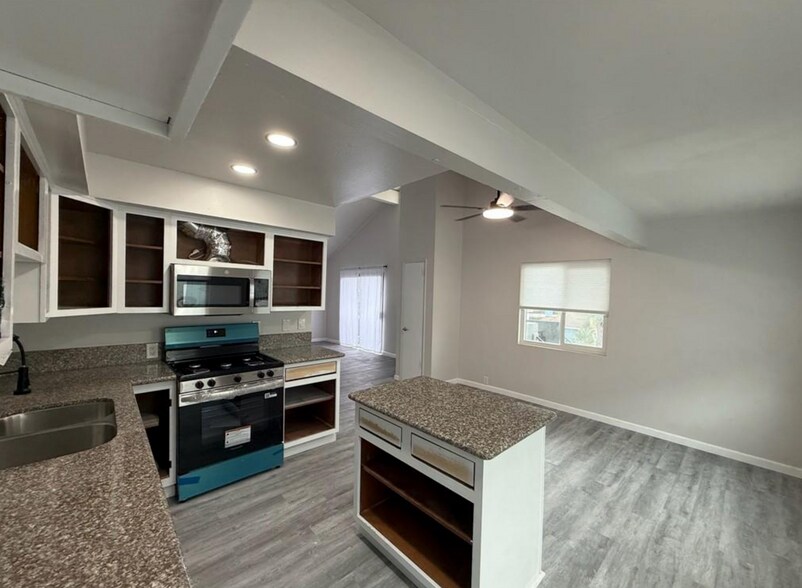 Building Photo - 34051 Silver Lantern St