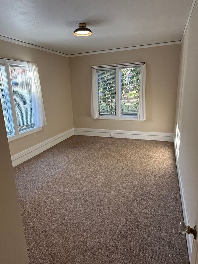 Building Photo - Great 2 Bedroom Rental Home in Crocker Highland District