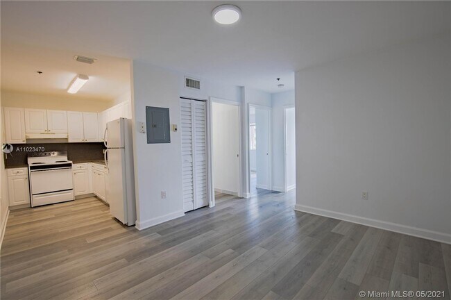 Building Photo - 717 SW 11th Ave